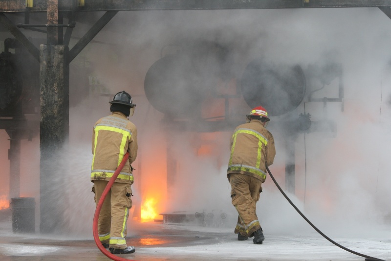 Gaszenie pożaru wężem strażackim